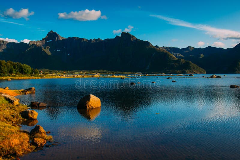 Bella vista alle montagne vicino a Grunnforfjord, isole di Lofoten immagine stock libera da diritti Bella vista alle montagne vicino a Grunnforfjord, isole di Lofoten immagine stock libera da diritti
