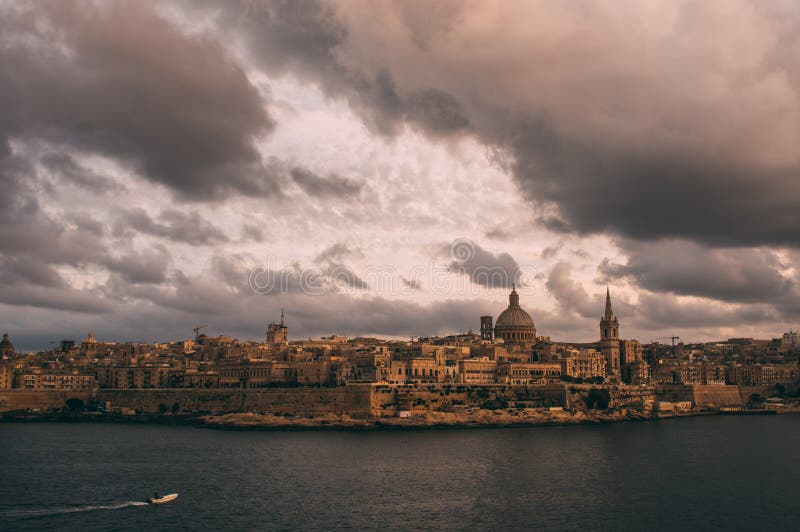 Bella vista da Sliema a La Valletta nella sera, Malta fotografia stock libera da diritti Bella vista da Sliema a La Valletta nella sera, Malta fotografia stock libera da diritti