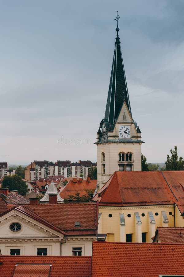 Bella vista del centro storico della città europea in tempo nuvoloso fotografie stock libere da diritti Bella vista del centro storico della città europea in tempo nuvoloso fotografie stock libere da diritti
