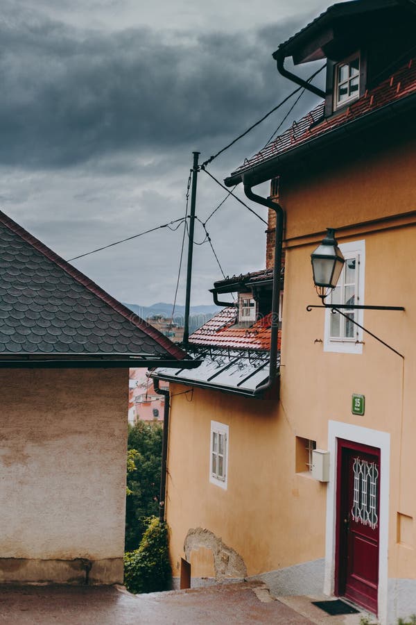 Bella vista del centro storico della città europea in tempo nuvoloso fotografie stock libere da diritti Bella vista del centro storico della città europea in tempo nuvoloso fotografie stock libere da diritti