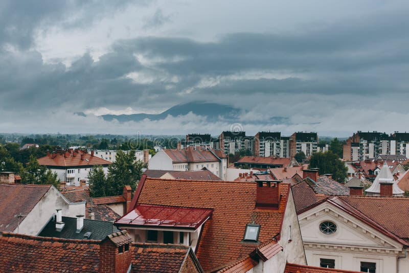 Bella vista del centro storico della città europea in tempo nuvoloso fotografie stock Bella vista del centro storico della città europea in tempo nuvoloso fotografie stock
