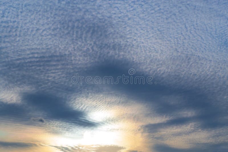 Bella vista del fondo dell'estratto della natura del tramonto o dell'alba con molte nuvole minuscole immagini stock libere da diritti Bella vista del fondo dell'estratto della natura del tramonto o dell'alba con molte nuvole minuscole immagini stock libere da diritti