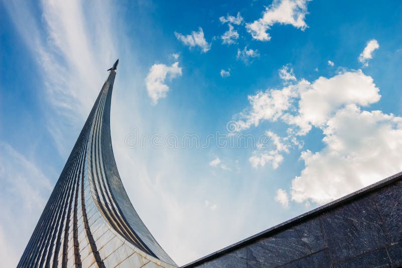 Bella vista del monumento ai conquistatori di spazio Russi fotografia stock Bella vista del monumento ai conquistatori di spazio Russi fotografia stock