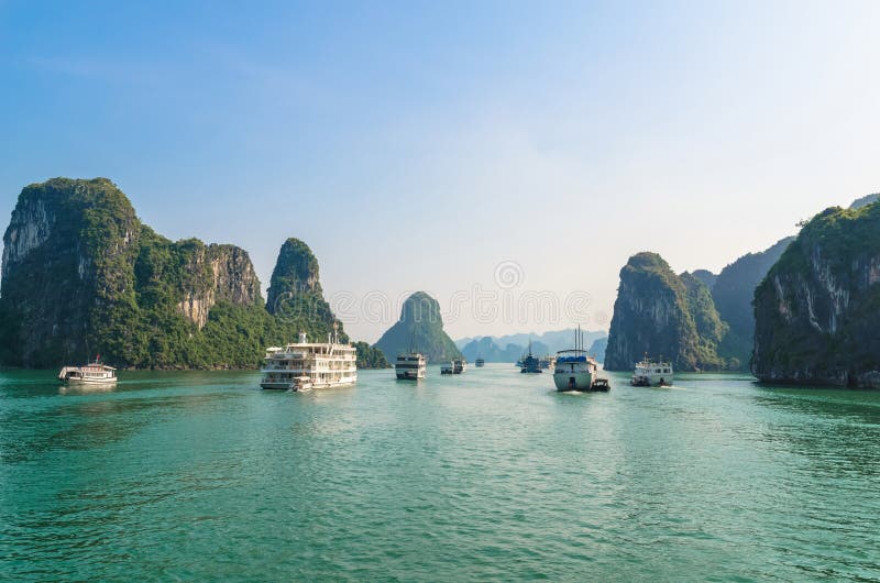 Bella vista del paesaggio della baia di Halong, è il sito del patrimonio mondiale dell'Unesco immagini stock libere da diritti Bella vista del paesaggio della baia di Halong, è il sito del patrimonio mondiale dell'Unesco immagini stock libere da diritti