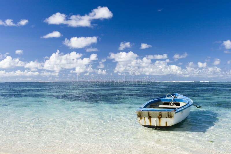 Bella vista dell'Isola Maurizio con l'oceano e la barca blu