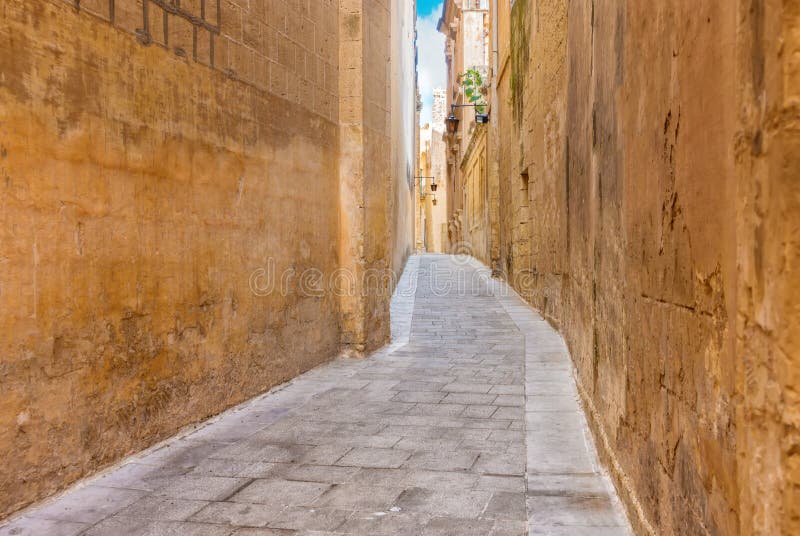 Bella vista della via medievale stretta in vecchia città Mdina, malto fotografie stock Bella vista della via medievale stretta in vecchia città Mdina, malto fotografie stock