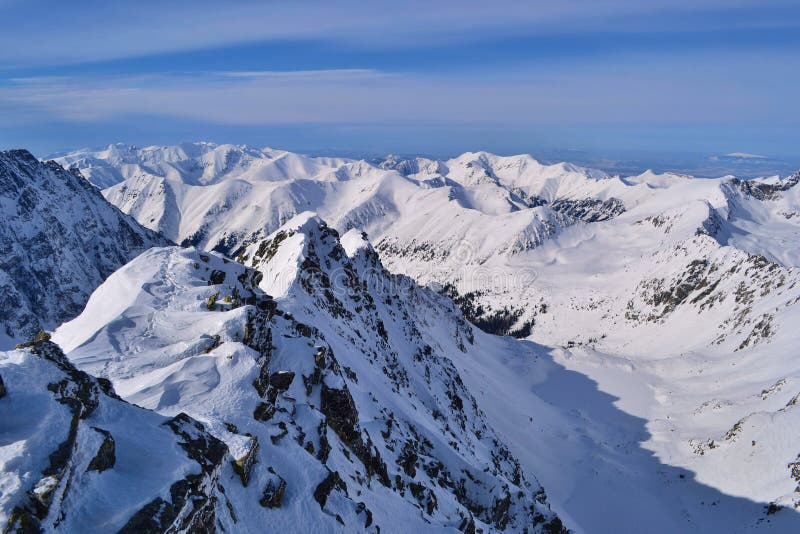 Bella vista delle montagne Tatra al sole e al freddo giorno fotografia stock Bella vista delle montagne Tatra al sole e al freddo giorno fotografia stock