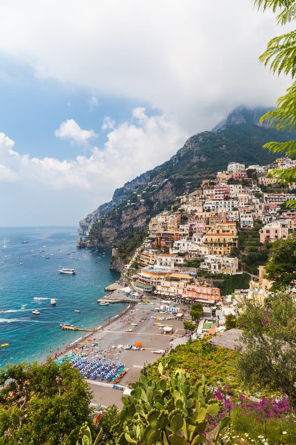 Bella vista di Positano immagine stock. Immagine di famoso - 52407043