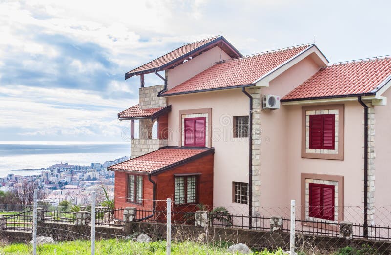 Bella vista di un edificio residenziale tradizionale con un balcone vicino alla montagna in Budua fotografie stock libere da diritti Bella vista di un edificio residenziale tradizionale con un balcone vicino alla montagna in Budua fotografie stock libere da diritti