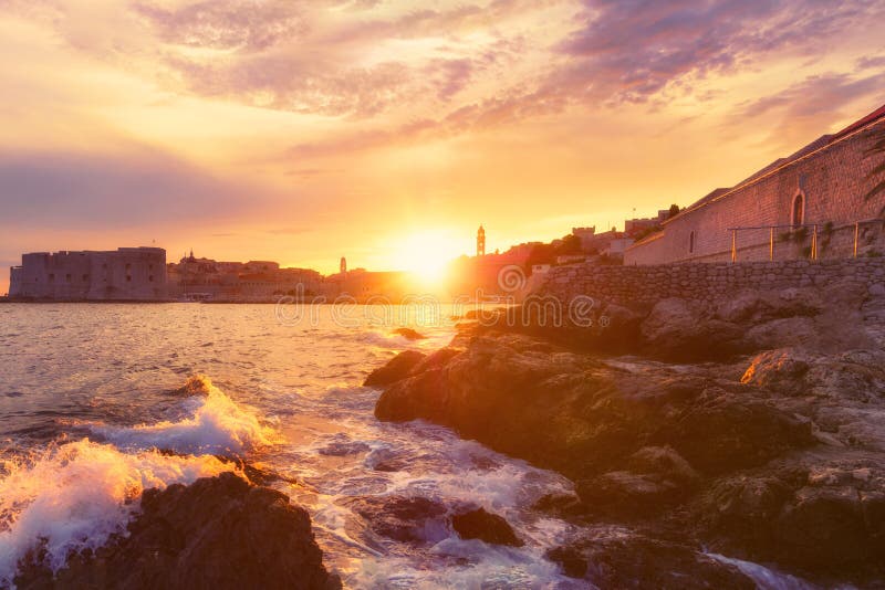 Bella vista di vecchia città di Ragusa alla luce durante la tempesta, paesaggio urbano, Croazia di tramonto fotografie stock Bella vista di vecchia città di Ragusa alla luce durante la tempesta, paesaggio urbano, Croazia di tramonto fotografie stock