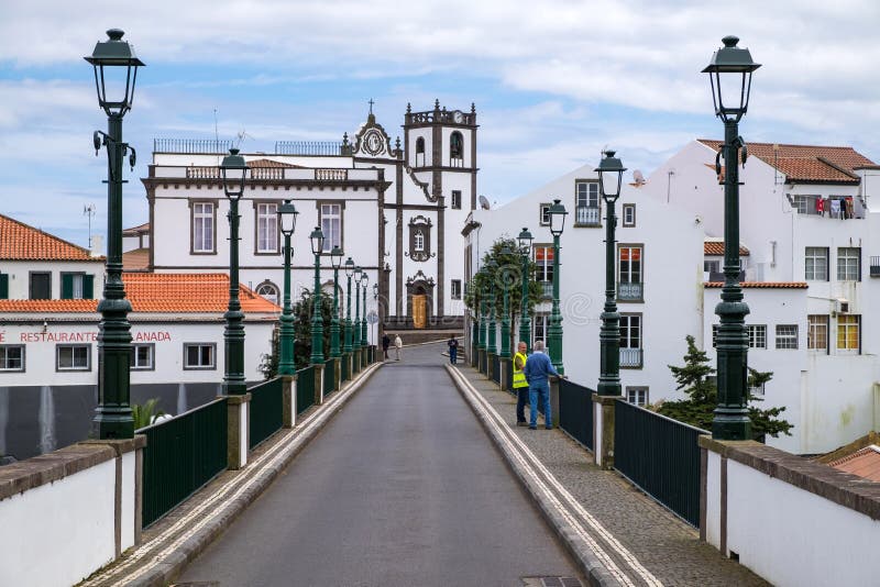 Bella vista di vecchio ponte di pietra dell'arco in Nordeste, Azzorre fotografia stock Bella vista di vecchio ponte di pietra dell'arco in Nordeste, Azzorre fotografia stock