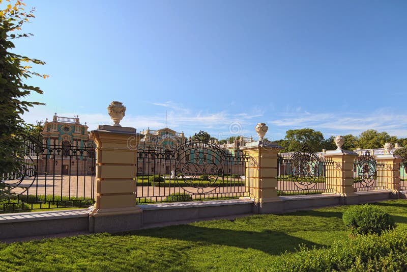 Bella vista soleggiata del paesaggio del palazzo di Mariinsky dopo ricostruzione Posto turistico famoso e destinazione romantica fotografia stock Bella vista soleggiata del paesaggio del palazzo di Mariinsky dopo ricostruzione Posto turistico famoso e destinazione romantica fotografia stock