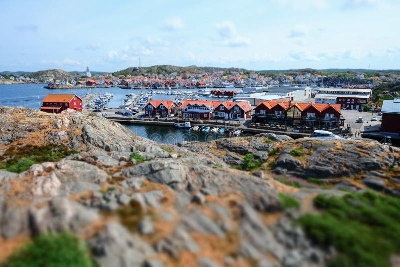 Bella vista sopra una piccola città da pesca svedese fotografia stock libera da diritti Bella vista sopra una piccola città da pesca svedese fotografia stock libera da diritti