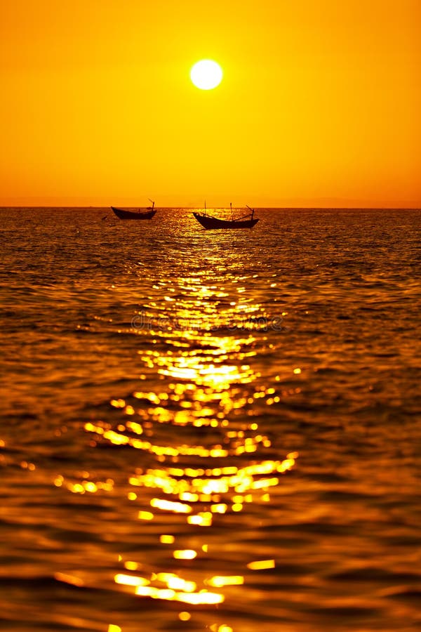 Bella vista sul mare Tramonto tropicale del mare con la barca di estate fotografia stock Bella vista sul mare Tramonto tropicale del mare con la barca di estate fotografia stock