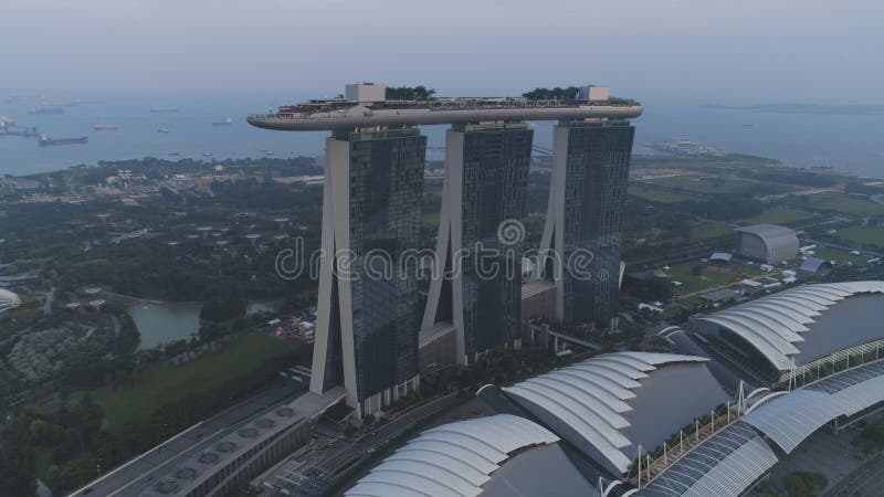 Bella vista superiore dell'hotel famoso di Singapore Marina Bay Sands colpo Tre torri dell'hotel di altezza e una piscina a immagine stock Bella vista superiore dell'hotel famoso di Singapore Marina Bay Sands colpo Tre torri dell'hotel di altezza e una piscina a immagine stock