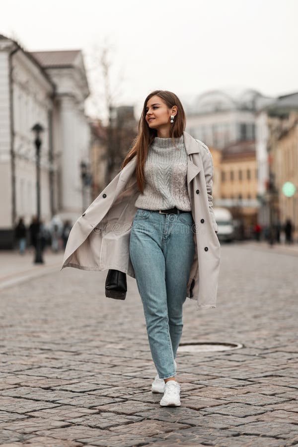 Bella Y Linda Mujer Joven Viaja Por Una Calle De La Ciudad. Chica Bastante Moderna Con Ropa De Moda En Zapatos Blancos Un Bols Foto de archivo - Imagen de elegante,