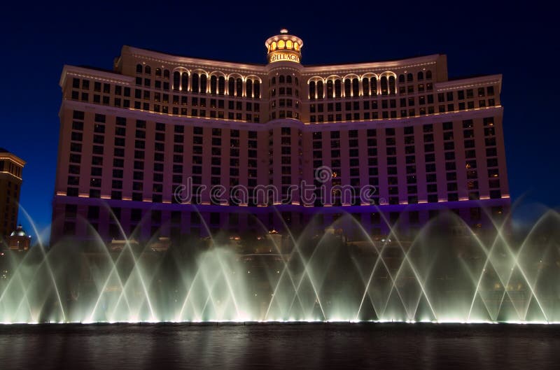 Bellagio fontanny Hotelowy przedstawienie tanczy pod nocnym niebem fotografia stock Bellagio fontanny Hotelowy przedstawienie tanczy pod nocnym niebem fotografia stock