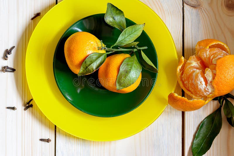bellas mandarinas maduras con hojas verdes fotos de archivo libres de regalías bellas mandarinas maduras con hojas verdes fotos de archivo libres de regalías