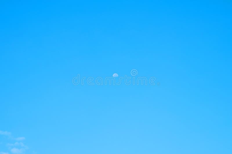 Bellas nubes azules y una luna distante. para el fondo fotos de archivo