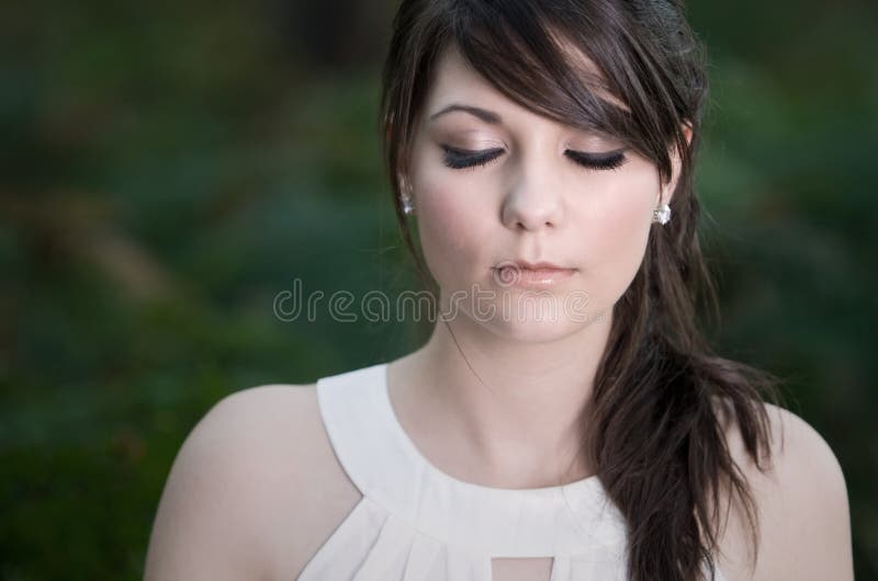Belle adolescente avec des yeux fermés photographie stock libre de droits Belle adolescente avec des yeux fermés photographie stock libre de droits