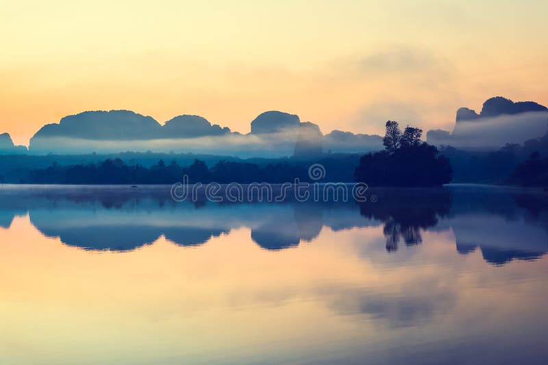 Belle alba e riflessioni alla laguna di Nongtalay immagine stock libera da diritti Belle alba e riflessioni alla laguna di Nongtalay immagine stock libera da diritti