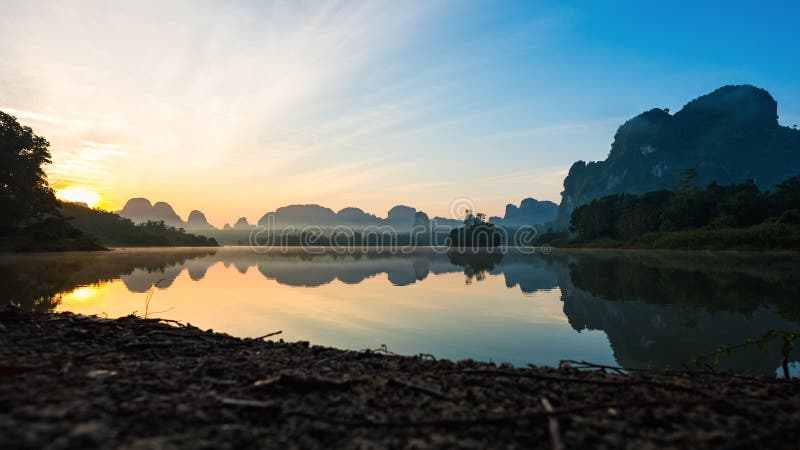 Belle alba e riflessioni alla laguna di Nongtalay fotografia stock Belle alba e riflessioni alla laguna di Nongtalay fotografia stock