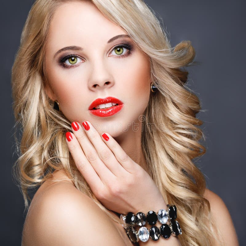Belle blonde avec de longs cheveux photographie stock libre de droits Belle blonde avec de longs cheveux photographie stock libre de droits