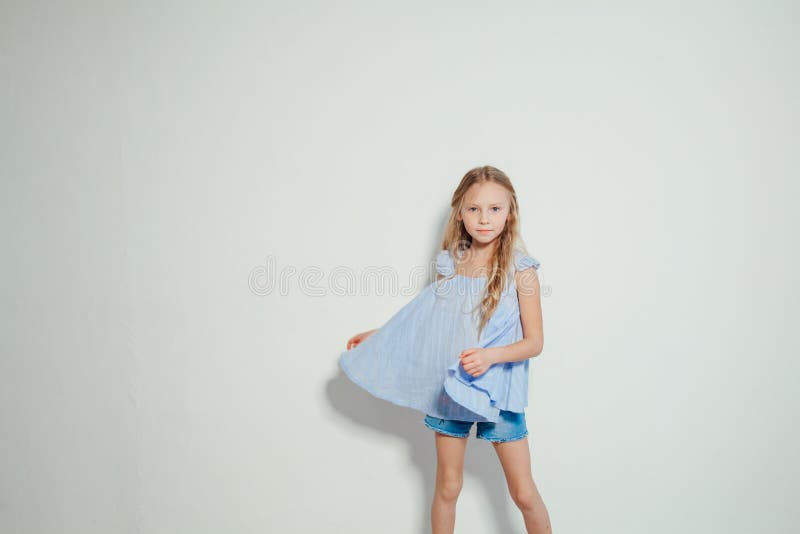 Petite Fille De 5 Ans En Robe Princesse Blanche Photo stock