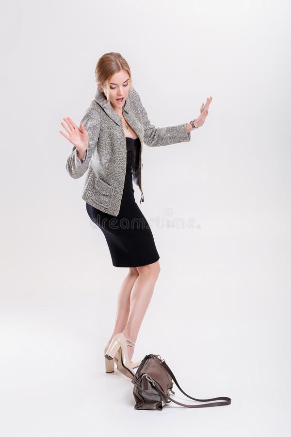 belle blonde de femme d'affaires dans la robe noire, veste laissée tomber photographie stock libre de droits belle blonde de femme d'affaires dans la robe noire, veste laissée tomber photographie stock libre de droits
