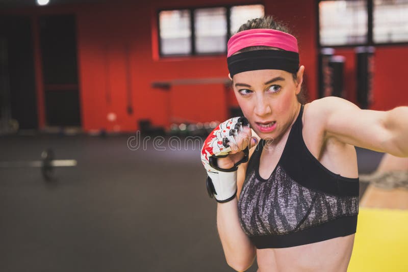 Belle boxe de fille dans le gymnase image stock Belle boxe de fille dans le gymnase image stock