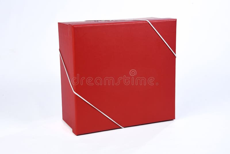 Belle boîte cadeau rouge avec couvercle fermé avec vue latérale et espace pour le texte sur fond blanc.