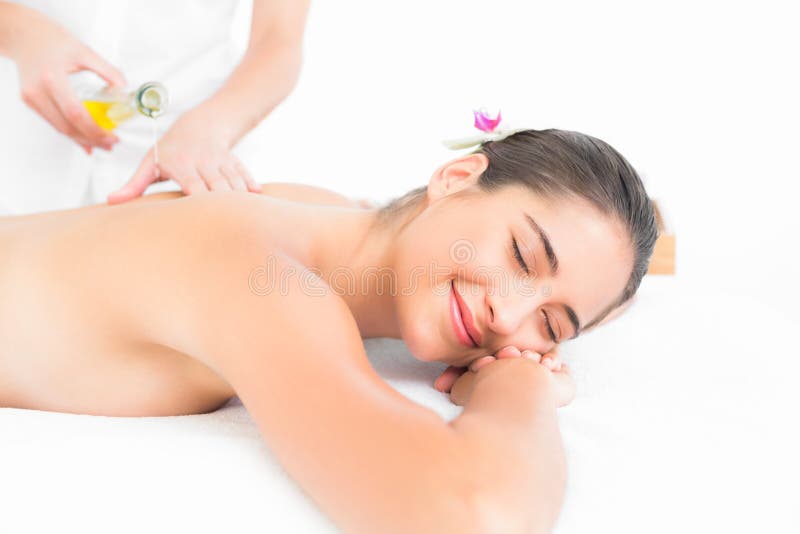 Belle brune appréciant un massage d'huile photos stock Belle brune appréciant un massage d'huile photos stock