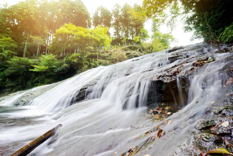 Belle cascade de vallée de keikoku de yoro sous le soleil de matin en préfecture de Chiba, Japon photos libres de droits Belle cascade de vallée de keikoku de yoro sous le soleil de matin en préfecture de Chiba, Japon photos libres de droits