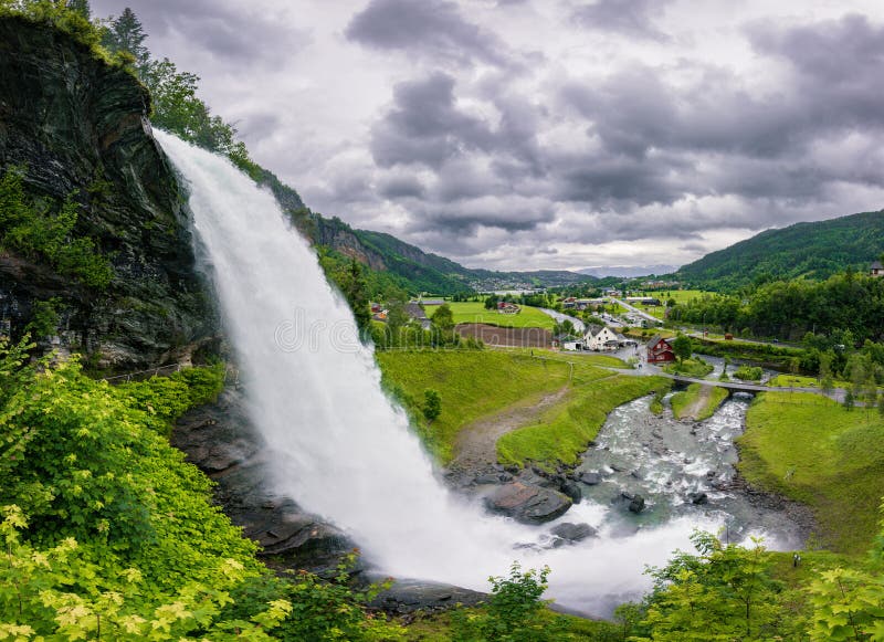 Belle cascade Steinsdalsfossen près de Norheimsund Norvège photo libre de droits