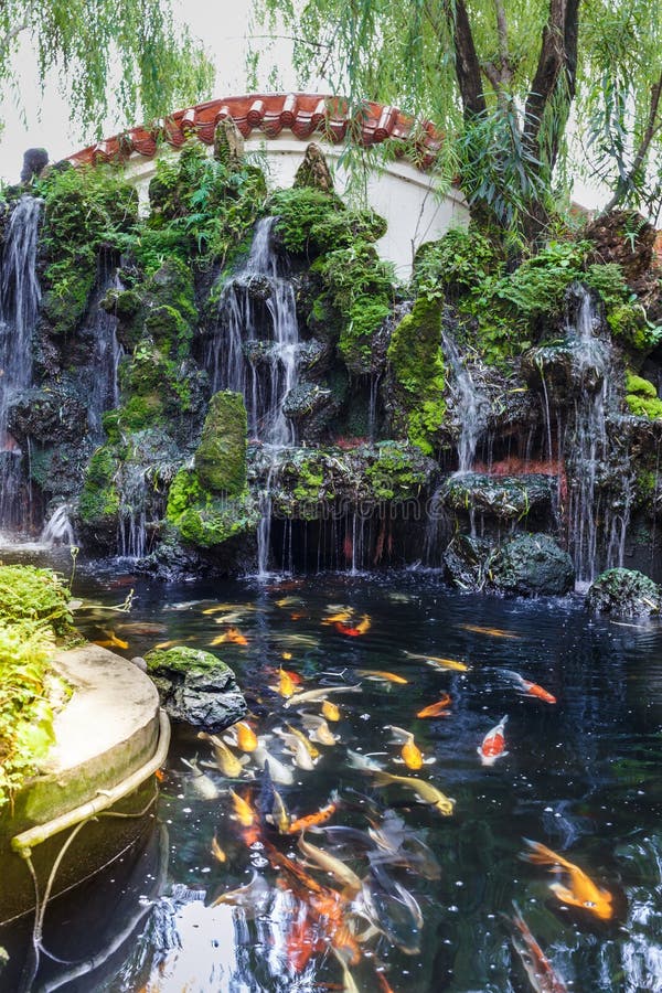 Belle cascade tombant au-dessus des roches photo stock Belle cascade tombant au-dessus des roches photo stock