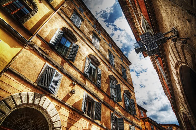 Belle costruzioni a Siena nel hdr fotografie stock libere da diritti Belle costruzioni a Siena nel hdr fotografie stock libere da diritti