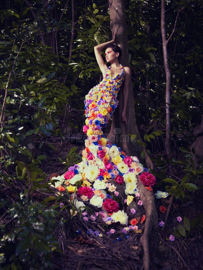 Belle dame dans la robe des fleurs photo libre de droits Belle dame dans la robe des fleurs photo libre de droits