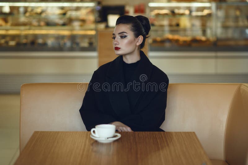 Belle dame réfléchie seul s'asseyant dans le café potable de café bon images libres de droits Belle dame réfléchie seul s'asseyant dans le café potable de café bon images libres de droits