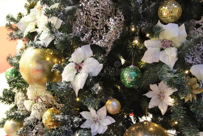 Belle decorazioni di Natale e palle dorate fotografia stock Belle decorazioni di Natale e palle dorate fotografia stock