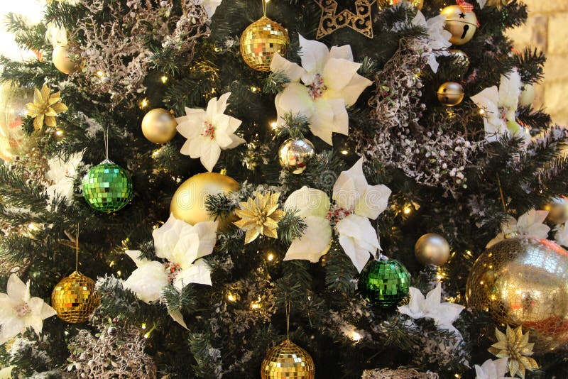 Belle decorazioni di Natale e palle dorate fotografia stock Belle decorazioni di Natale e palle dorate fotografia stock