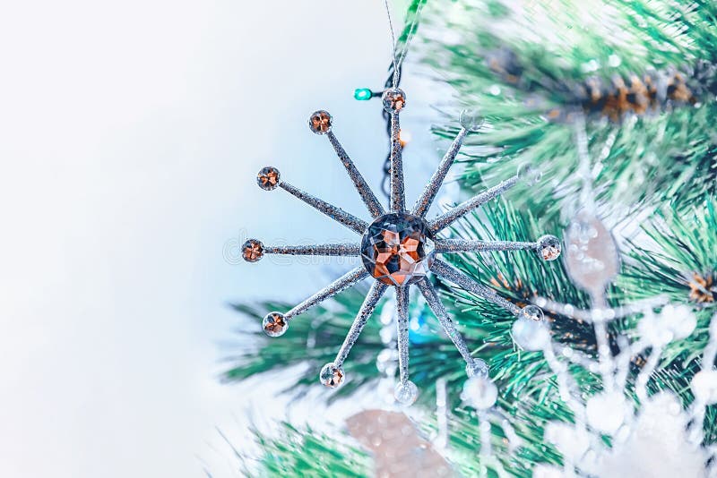 Belle decorazioni di Natale sotto forma di grande stella di natale bianco che appende su un albero di Natale Decorazione domestic immagine stock libera da diritti Belle decorazioni di Natale sotto forma di grande stella di natale bianco che appende su un albero di Natale Decorazione domestic immagine stock libera da diritti