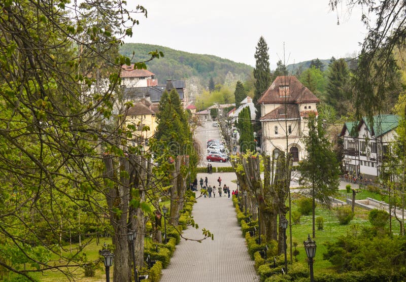 Belle destination touristique la ville balneary Baile Govora avec la vieille architecture et les parcs verts impressionnants - Ro photographie stock Belle destination touristique la ville balneary Baile Govora avec la vieille architecture et les parcs verts impressionnants - Ro photographie stock