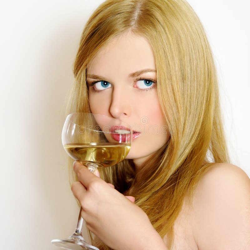 Belle donne con vino di vetro fotografia stock libera da diritti Belle donne con vino di vetro fotografia stock libera da diritti