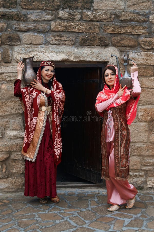 Ritratto Di Bella Donna Del Medio Oriente Che Porta Vestito Tradizionale Fotografia Stock 