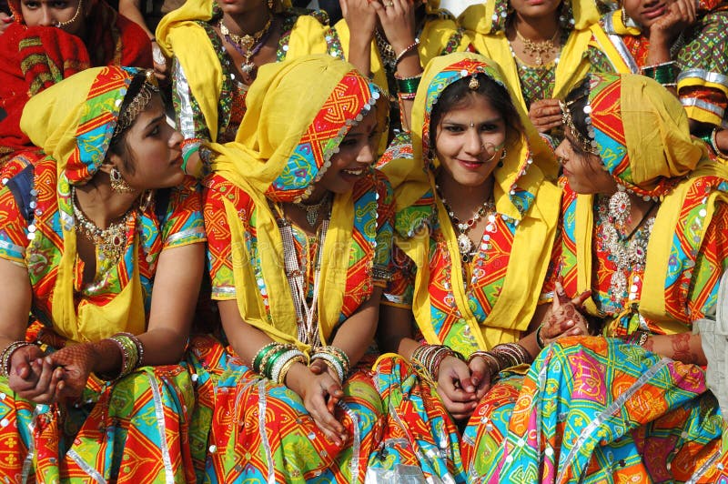 Belle Donne Indiane In Vestiti Tradizionali Di Rajasthani Al Cammello Di Pishkar Giusto