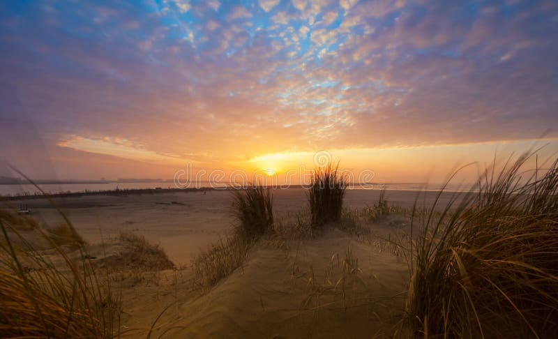 Belle dune di sabbia e di tramonto immagine stock Belle dune di sabbia e di tramonto immagine stock