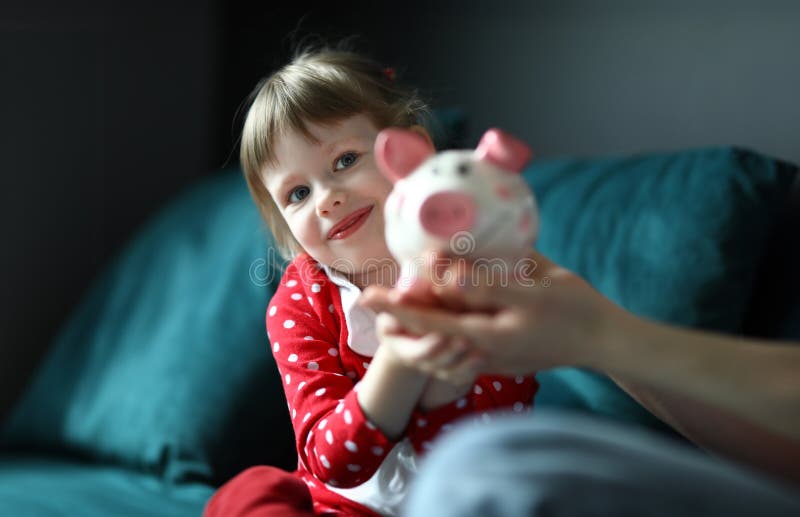 Belle enfant assise sur un canapé photos libres de droits