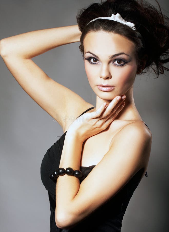 Belle et sexy fille de brunette - verticale photo stock Belle et sexy fille de brunette - verticale photo stock