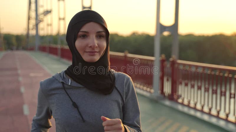 Belle femelle musulmane en hijab jogging à l'extérieur clips vidéos
