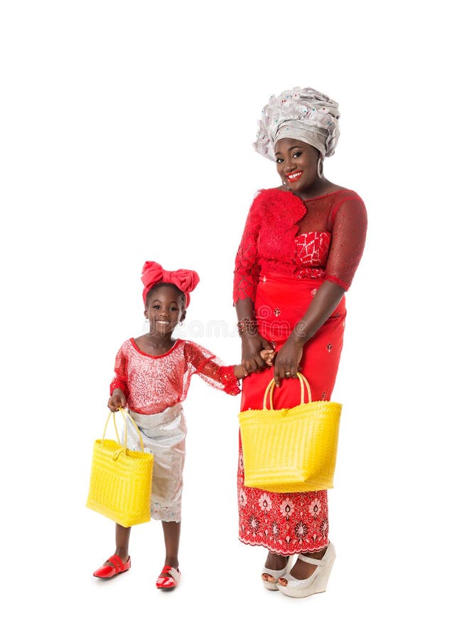 Belle femme africaine avec la petite fille dans l'habillement rouge traditionnel photo libre de droits Belle femme africaine avec la petite fille dans l'habillement rouge traditionnel photo libre de droits
